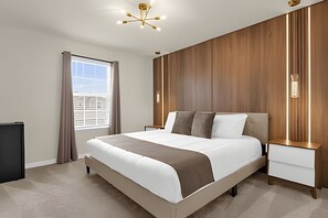 3 habitaciones, tabla de planchar con plancha y ropa de cama