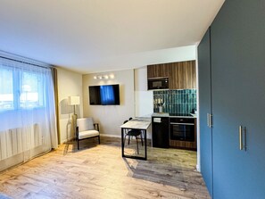 Een koelkast, een magnetron, een oven, een koffiezetapparaat/waterkoker