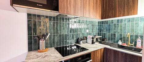 Een koelkast, een microgolfoven, een oven