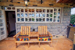 Terrace/patio - Olugulu Cottage — Enchanting Pallet-Themed (Nairobi)