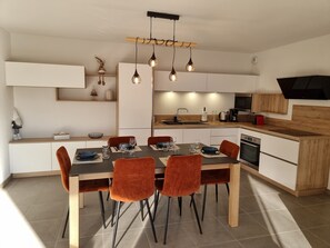 Fridge, microwave, oven, dishwasher - New designer apt with stunning Briançon views (Briançon)