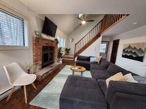 TV - Winamac Wood Retreat (Coolbaugh Township)