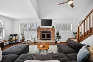 Unclassified image, 2 of 32, button