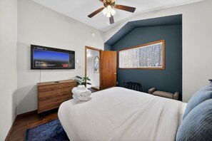 Escritorio, wifi y ropa de cama 