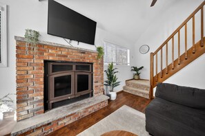 Unclassified image, 4 of 32, button