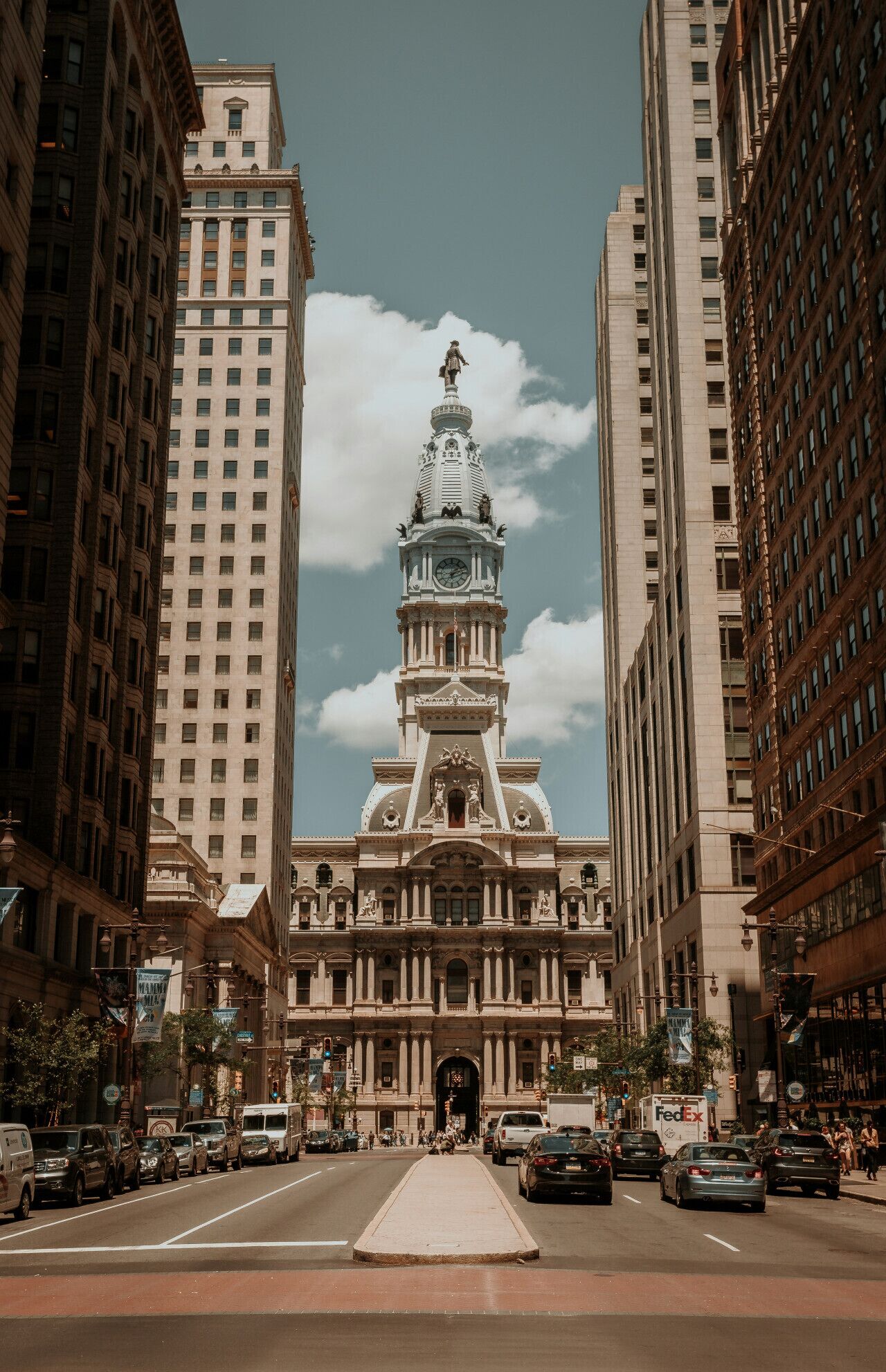 Un edificio imponente con una cúpula central y una estatua en la parte superior.