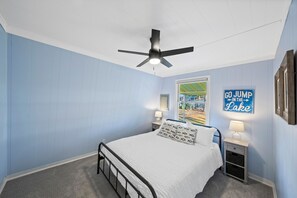 2 habitaciones, escritorio y tabla de planchar con plancha 