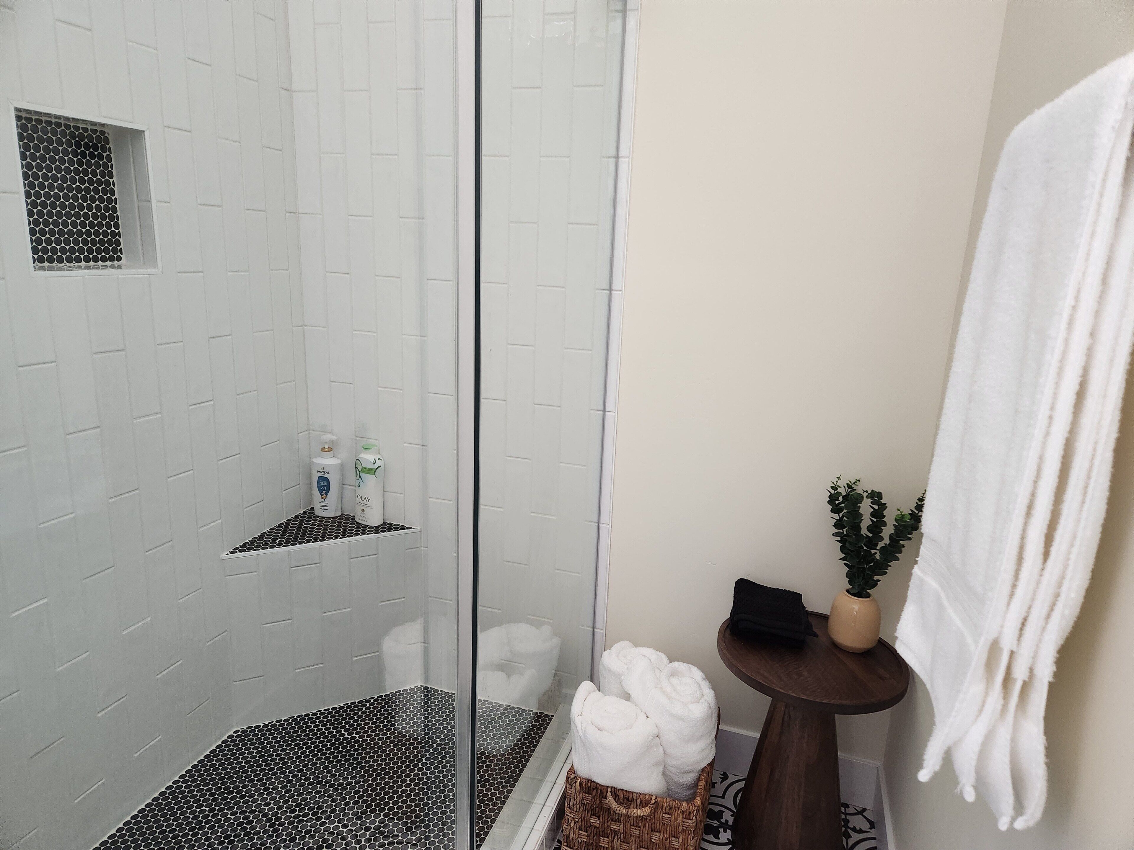 Een douche, een haardroger, handdoeken, zeep