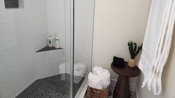 Een douche, een haardroger, handdoeken, zeep