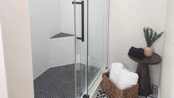 Regadera, secadora de cabello, toallas, jabón