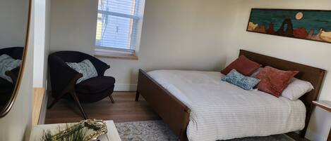 3 habitaciones, tabla de planchar con plancha, wifi y ropa de cama