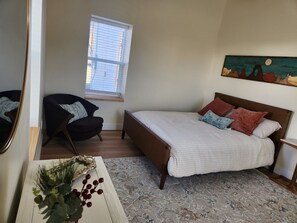 3 bedrooms, iron/ironing board, WiFi, bed sheets - A house in the heart of Logan with shops, restaurants, and experiences near. (Logan)