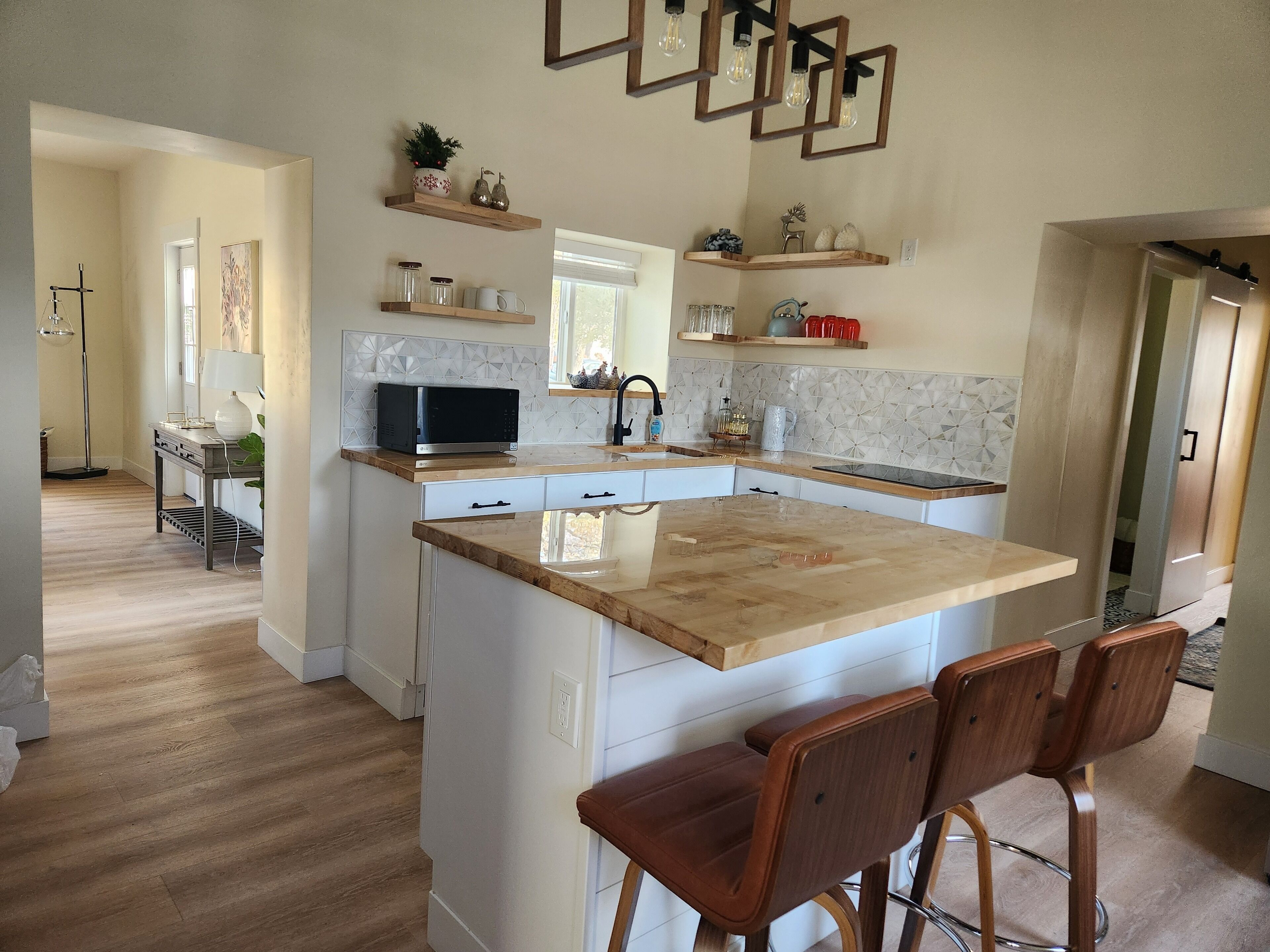 Kühlschrank, Mikrowelle, Herdplatte, Wasserkocher mit Kaffee-/Teezubehör