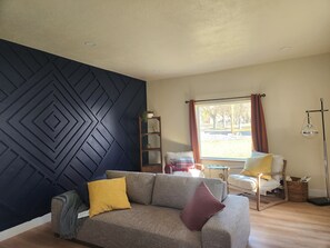 Smart TV - A house in the heart of Logan with shops, restaurants, and experiences near. (Logan)