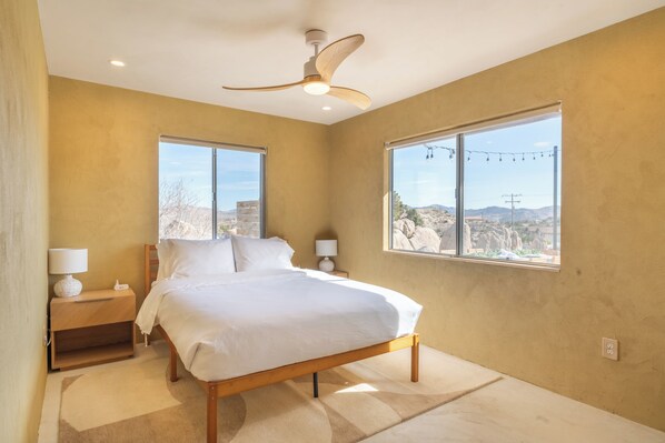 2 bedrooms, iron/ironing board, free WiFi, bed sheets - Desert Nest: Cozy Retreat Amidst Boulders (Yucca Valley)