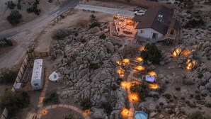 A house with a patio area, a swimming pool, and a large rock formation. - Desert Nest: Cozy Retreat Amidst Boulders (Yucca Valley)