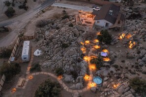 Exterior - Desert Nest: Cozy Retreat Amidst Boulders (Yucca Valley)