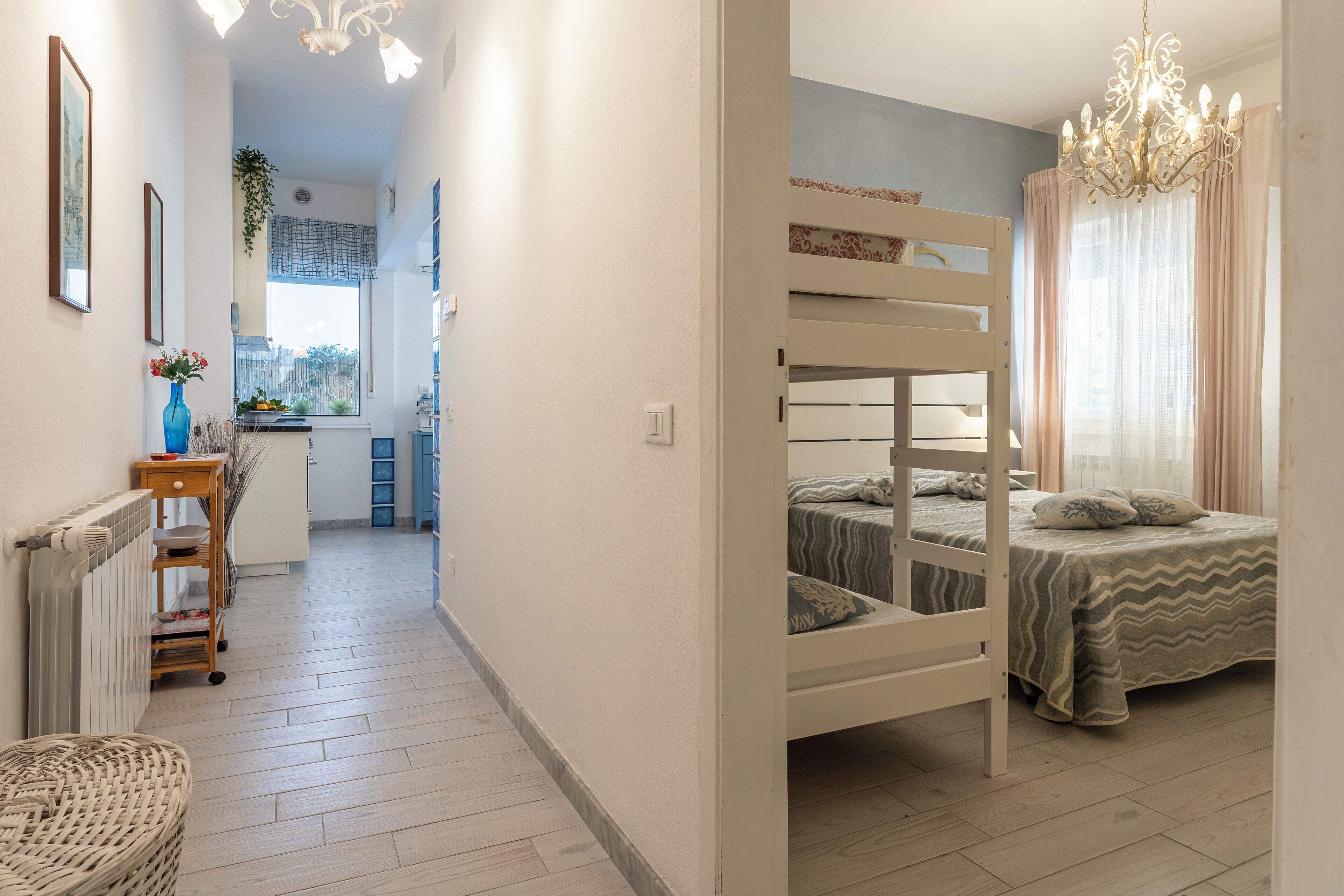Una camera da letto con un letto a castello, un angolo cottura e vista all'esterno.