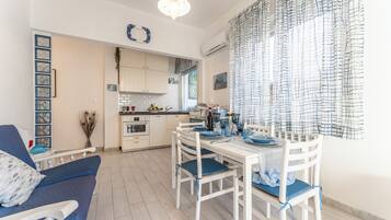 Rumah, patio, pemandangan kebun | Area keluarga | Televisi layar datar 32-inci dengan saluran TV kabel