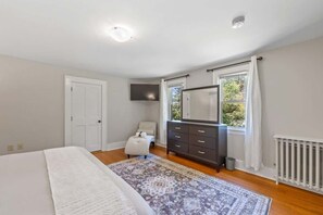 4 bedrooms, desk, iron/ironing board, travel cot