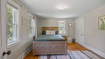 4 bedrooms, desk, iron/ironing board, travel cot