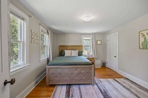 4 dormitorios, escritorio, tabla de planchar con plancha y cuna de viaje