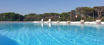 Mobilehome with air conditioning, pool and semi-covered wooden terrace