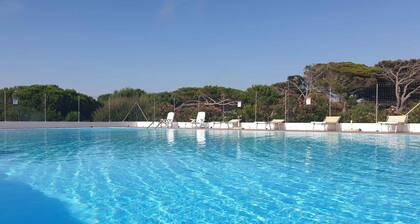 Mobilehome with air conditioning, pool and semi-covered wooden terrace