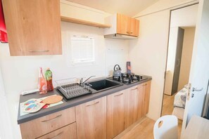 Fridge, stovetop