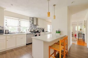 Een microgolfoven, een oven, een kookplaat, een vaatwasser