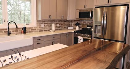 Luxury 4-bedroom lakefront house with 3 ensuite bedrooms & a wrap-around porch