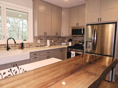 Luxury 4-bedroom lakefront house with 3 ensuite bedrooms & a wrap-around porch