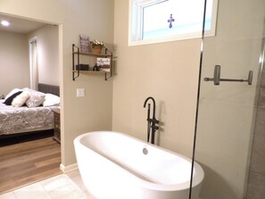 Secadora de cabello, bidet, toallas, jabón