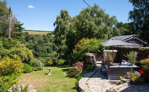 Hansel Cottage - dog friendly, character property close to beach, stunning views