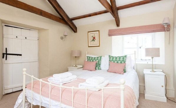 4 bedrooms, desk, iron/ironing board, travel cot