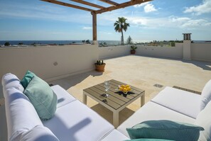 Terrace/patio - Charming spacious villa, 200 m from the sea, swimming pool, garden, AC, wifi... (Marina de Son Ganxo)