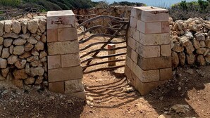A coastal view with a stone gate leading to a sandy path. - Charming spacious villa, 200 m from the sea, swimming pool, garden, AC, wifi... (Marina de Son Ganxo)
