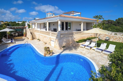 Charming spacious villa, 200 m from the sea, swimming pool, garden, AC, wifi...