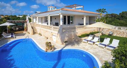 Charming spacious villa, 200 m from the sea, swimming pool, garden, AC, wifi...