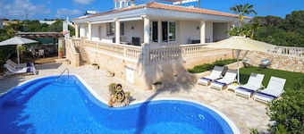 Charming spacious villa, 200 m from the sea, swimming pool, garden, AC, wifi...