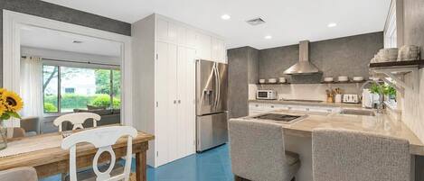 Coffee/tea maker, fridge, microwave, oven