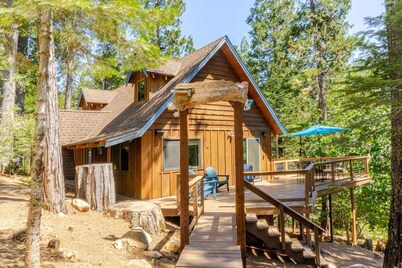 Cozy 3-Bedroom Cabin in Charming Arnold with WiFi, AC, Pac-Man Machine