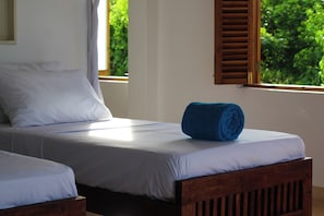 4 bedrooms, iron/ironing board, WiFi, bed sheets