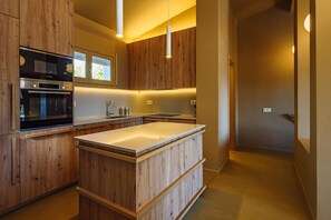 Mikrowelle, Geschirrspüler, Wasserkocher mit Kaffee-/Teezubehör, Toaster