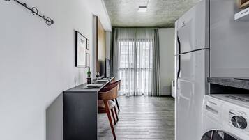 Réfrigérateur, micro-ondes, cafetière/bouilloire, grille-pain