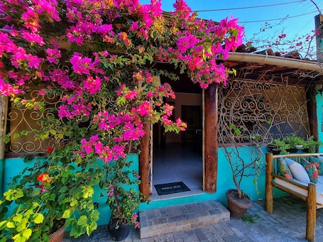 Fachada de la propiedad por la tarde o noche