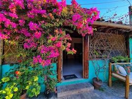 Fachada de la propiedad por la tarde o noche