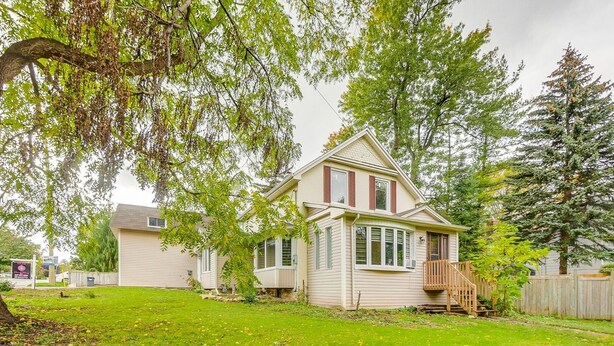 A single-story house with a front porch, a small deck, and a fenced yard. - Room-double Room 2 Brampton Toronto Cana (Brampton)