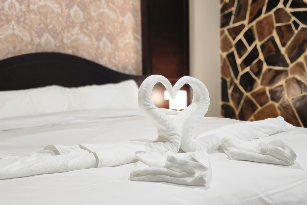 Zimmersafe, laptopgeeigneter Arbeitsplatz, kostenloses WLAN, Bettwäsche