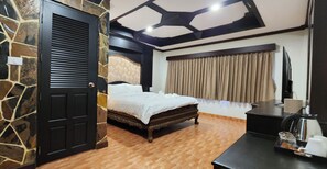 Deluxe Double Room | In-room safe, laptop workspace, free WiFi, bed sheets - Arya Suites Patong Beach (Patong)